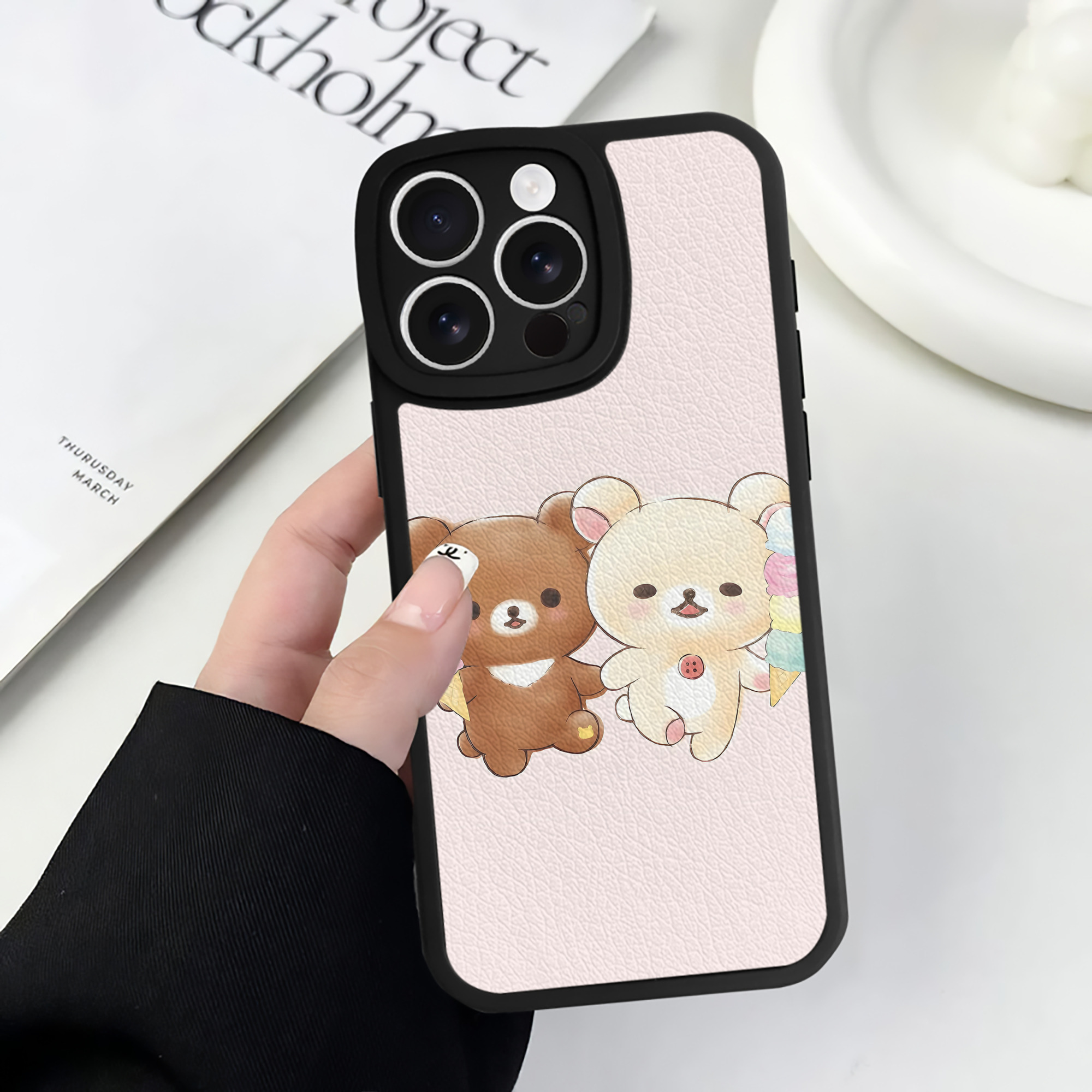 （画像用） リラックマ リラックマ キイロイトリ Rilakkuma Korilakkuma Kiiroitori 【iPhone 16シリーズ対応】シリコンスマホケース（レザー調） 材質：シリコン